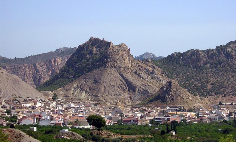 Castillo de Los peñascales El castillo de Ricote sobre la localidad